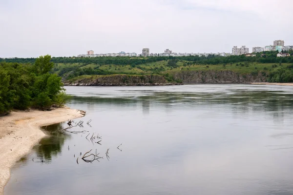 Ukrayna 'nın Khortitsa adasından Baida Adası' na ve Kakhovka barajının yıkılmasının yol açtığı sığ suların ardından Dnipro Nehri 'nin sağ kıyısına bakın.