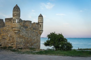 Kırım 'daki Kerch Boğazı' nın zeminine karşı Türk kalesi Yenikale 'nin kulelerinin manzarası