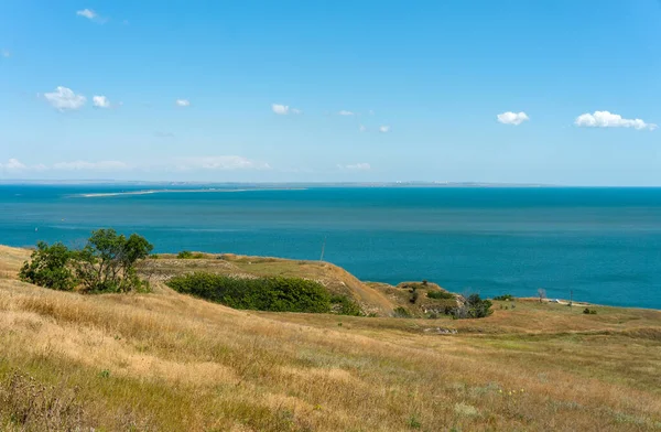 Kerch Boğazı üzerinde bir köprü inşa edilmeden önce Cape Ak-Burun 'dan Kırım Tuzla Spit manzarası. Önde Totleben Kalesi 'nin kalıntıları var..