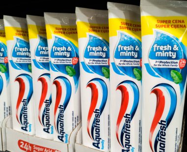 Zaporizhzhia, Ukrayna - 25 Haziran 2023: Bir süpermarket rafında Aquafresh Ailesi Taze ve Naneli diş macunu tüpleri