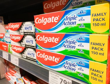 Zaporizhzhia, Ukrayna - 25 Haziran 2023: Bir süpermarket rafında Colgate diş macunu paketleri