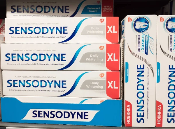 Zaporizhzhia, Ukrayna - 25 Haziran 2023: Süpermarket rafında Sensodyne diş macunu paketi