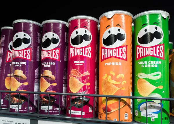 Zaporizhzhia, Ukrayna - 28 Haziran 2023: Süpermarket rafında silindirik Pringles çipleri