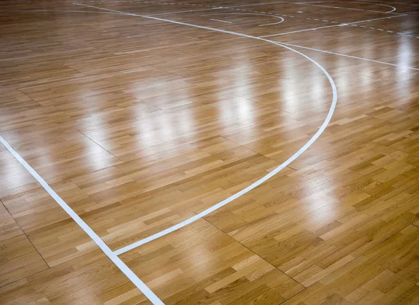 提灯の反射とバスケットボールのための寄木細工の裁判所 ストックフォト