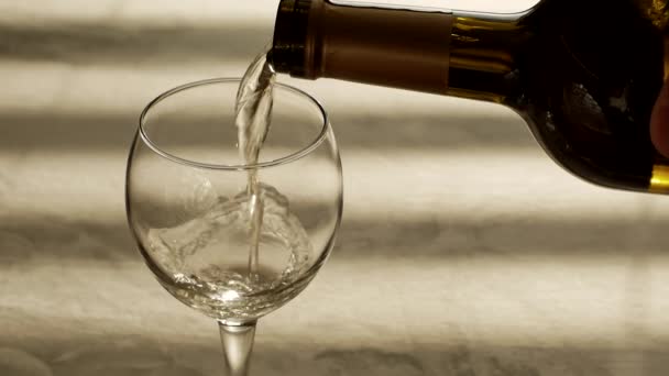 Białe Wino Butelki Wlewa Się Kieliszka Wina Oświetlonego Słońcem Przez — Wideo stockowe