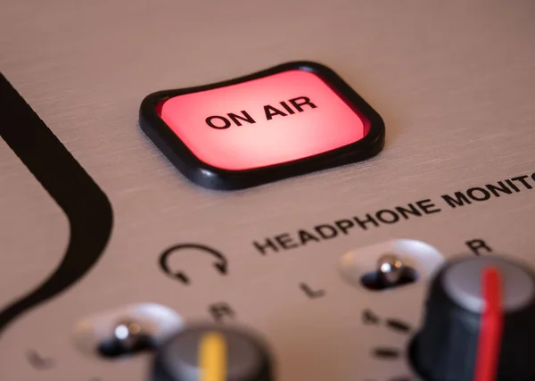放送スタジオのデジタルコンソールの赤い Air ボタンを光る ストック画像