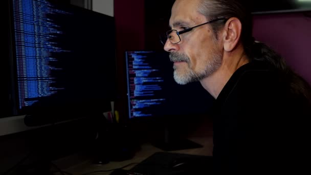 Middelbare Programmeur Met Bril Een Paardenstaart Codering Een Verduisterd Kantoor — Stockvideo