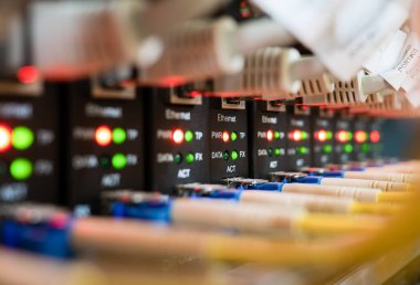 Ağ anahtarı, ethernet yönlendirici, ethernet kablolar ve veri merkezi ekipmanlarının çalışma durumunu göstermek için LED statüsündeki ağ bağlantı teknolojisi öğesine yakın plan seçici odaklanma