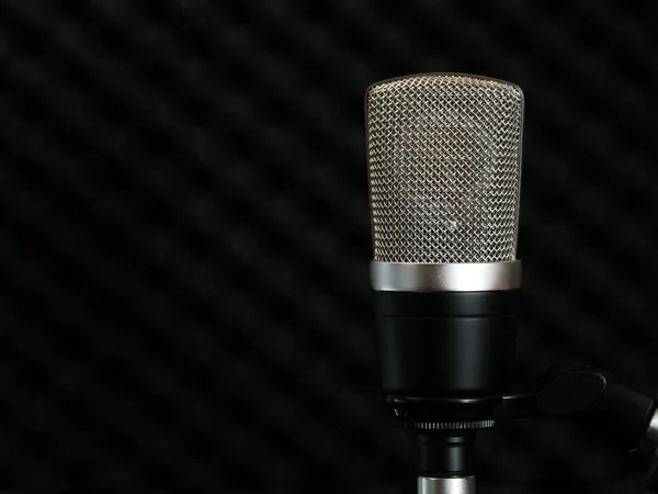 Kondenzátorový Mikrofon Velkou Membránou Tmavém Pozadí Zvukotěsného Povrchu Stěny Studia — Stock fotografie