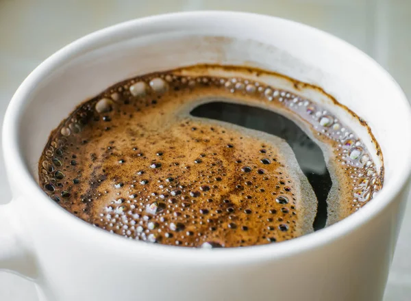 Biały Kubek Świeżo Parzonej Kawy Bliska Apetyczną Brązową Pianką Kawy — Zdjęcie stockowe