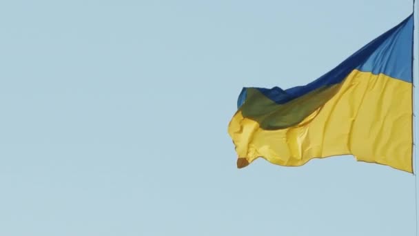 Εθνική Σημαία Της Ουκρανίας Κυματίζει Στον Άνεμο Ενάντια Στον Ουρανό — Αρχείο Βίντεο