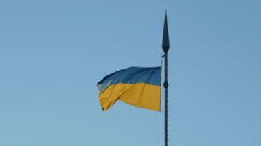 Ukrayna 'nın ulusal bayrağı yavaş çekimde yüksek bir bayrak direğinde