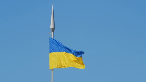 Nationale Vlag Van Oekraïne Een Hoge Vlaggenmast Wappert Wind Een — Stockvideo
