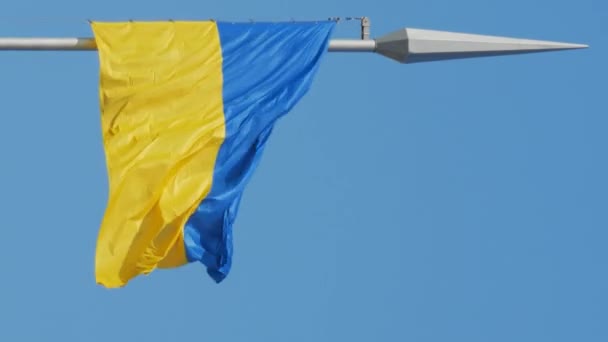Bandera Nacional Ucrania Alto Asta Bandera Ondea Viento Día Soleado — Vídeos de Stock