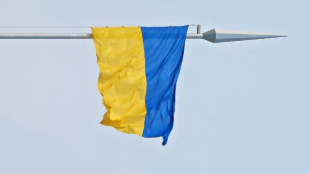 Ukrayna Nın Ulusal Bayrağı Bayrak Direğinde Ağır Çekimde Dalgalanır Dikey — Stok video