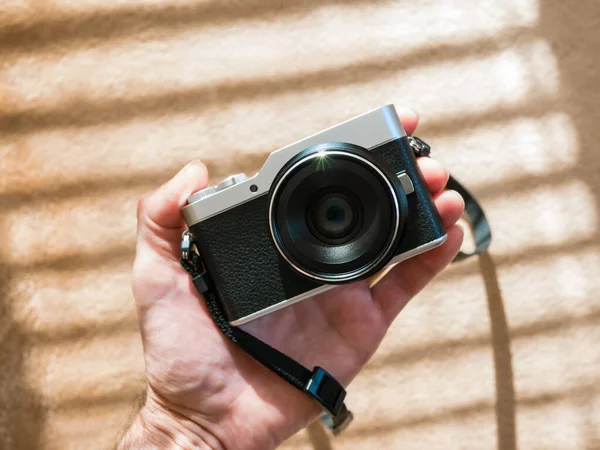 Bir Adamın Elindeki Retro Stil Kamera Perdelerin Arasından Geçen Pelüş — Stok fotoğraf