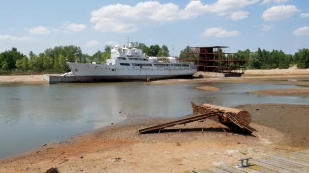 Antiguo Barco Pasajeros Blanco Abandonado Lago Poco Profundo Las Consecuencias — Vídeos de Stock