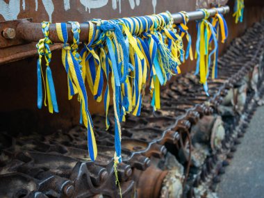 Kyiv, Ukrayna - 26 Ağustos 2023: Khreshhatyk 'te sergilenen imha edilmiş Rus zırhlı araçlarına Ukraynalılar tarafından bağlanmış birçok sarı ve mavi kurdele