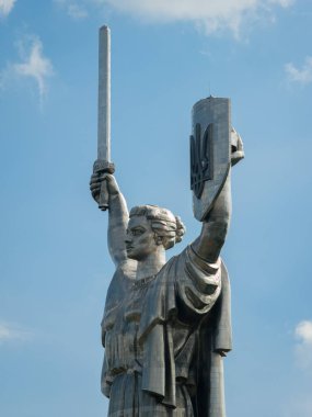 Kyiv, Ukrayna - 27 Ağustos 2023: Ukrayna Anavatan Anıtı gökyüzüne karşı bulutlara yakın