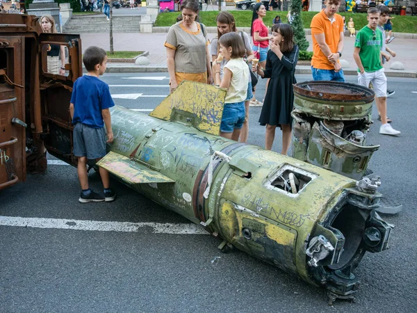 Kyiv, Ukrayna - 26 Ağustos 2023: Çocuklar Khreschatyk Caddesi 'nde sergilenen bir Rus füzesine bakın