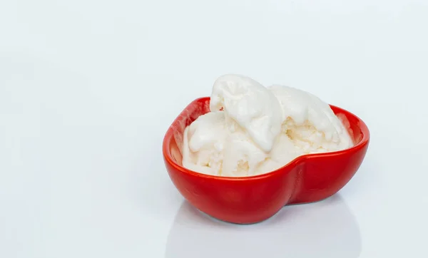 Мороженое Тает Красной Тарелке Форме Сердца Белом Фоне — стоковое фото