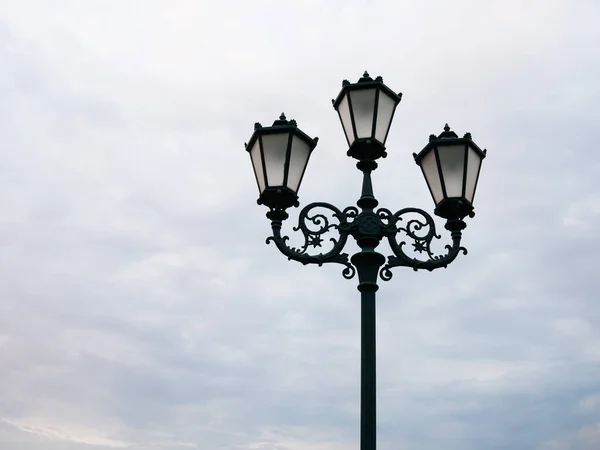 街道上的古老灯柱 三盏灯笼映衬着夜空 点缀着云彩 — 图库照片