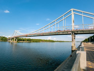 Kyiv, Ukrayna - 27 Ağustos 2023: Trukhanov Adası 'ndaki Dinyeper Nehri üzerindeki yaya köprüsü bungee jumping için popüler bir yerdir
