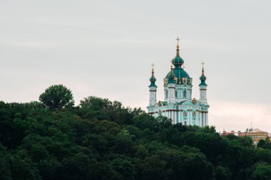 Kyiv, Ukrayna - 27 Ağustos 2023: Trukhanov Adası 'ndan Kyiv' de Barok tarzında Ortodoks St. Andrew Kilisesi
