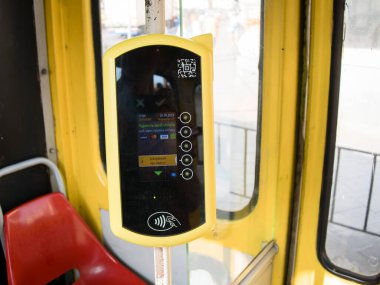 Lviv, Ukrayna - 29 Ağustos 2023: Şehir tramvayı için ödeme yapan kişi