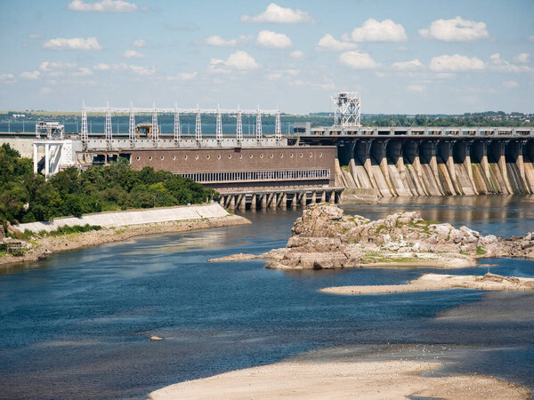 Запорожье, Украина - 8 августа 2023 года: Вид на турбинный зал ДНИПРОГЭС-1 Днепровской ГЭС.