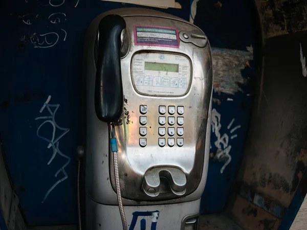 乌克兰利沃夫 2023年8月29日 深夜特写中的旧式闪亮金属街道付费电话 — 图库照片