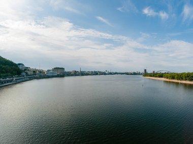 Yaya Park Köprüsü 'nden Kiev antik bölgesi Podil, Dnipro Nehri ve Trukhanov Adası manzarası