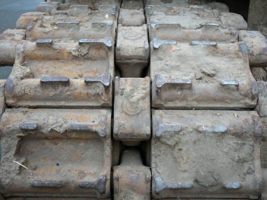 Toprağa yapışmış bir tank parçasının yakın görüntüsü.