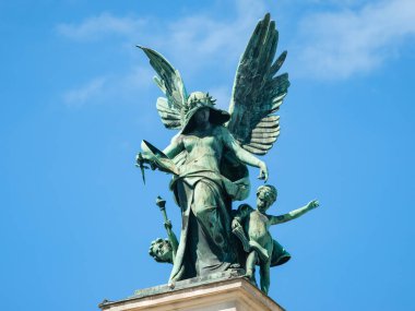 Lviv, Ukrayna - 30 Ağustos 2023: sol ön bronz heykel Lviv Ulusal Opera binası Komedi ve Drama 'nın melek kanatları ve hançeri. Yazar: Peter Viitovich