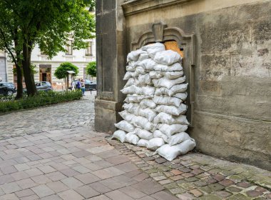 Lviv, Ukrayna - 30 Ağustos 2023: Dominik Katedrali 'nin Penceresi (şimdi Kutsal Ekmek Kilisesi) kum torbaları tarafından füze ve insansız hava aracı saldırılarından korunmaktadır.