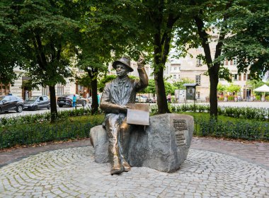 Lviv, Ukrayna - 30 Ağustos 2023: Krinytsia şehrinden Leh ilkel bir sanatçı olan Nikifor Krynicki Anıtı