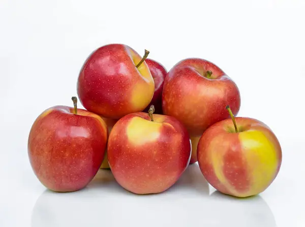リップガラリンゴのブランチ 反射で白い背景に隔離 ストック写真