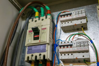 Metal bir kablo kutusunda üç aşamalı 400 ampere devre kesici.
