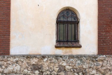 Kayın kesme tahtasındaki şampiyon mantarların üst görüntüsü, bıçakla dilimlenmiş.