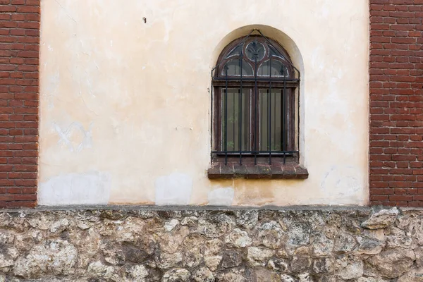 Kayın kesme tahtasındaki şampiyon mantarların üst görüntüsü, bıçakla dilimlenmiş.