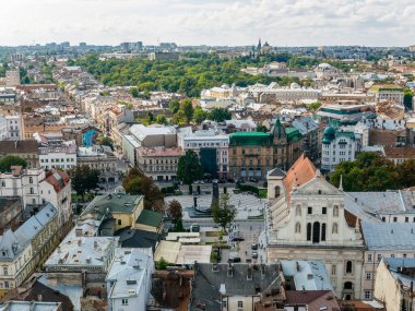 Lviv, Ukrayna - 17 Eylül 2023: Belediye binasının gözlem kulesinden Jezuite Kilisesi 'ne (garnizon tapınağı))