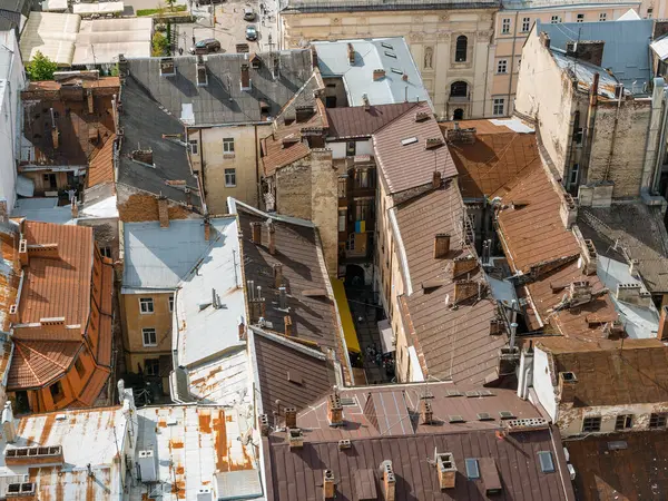 Lviv, Ukrayna - 17 Eylül 2023 Belediyenin gözlem kulesinden antik evlerin çatılarına