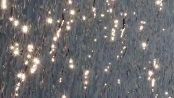 Ηλιαχτίδες Λάμπουν Αστρικές Ακτίνες Στο Νερό Απρόσκοπτη Looped Κάθετη Βίντεο — Αρχείο Βίντεο