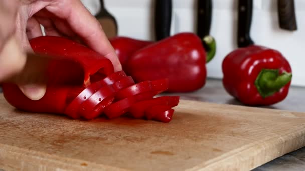Kesme Tahtasındaki Santoku Bıçağıyla Tatlı Kırmızı Biber Dilimleyin Yavaş Çekim — Stok video