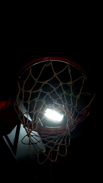 篮板篮板一种篮板 只有在黑暗的大型运动场天花板上闪烁着一盏有问题的灯才能照亮篮板无缝线垂直视频 — 图库视频影像