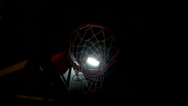 篮板篮板一种篮板 只有在黑暗的大型运动场天花板上闪烁着有问题的灯才能照亮篮板 无缝隙环路视频 — 图库视频影像