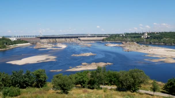 Dniproges Hidroelektrik Santrali Barajının Sığ Kayalıklı Kuyruk Suyunun Panoramik Görüntüsü — Stok video