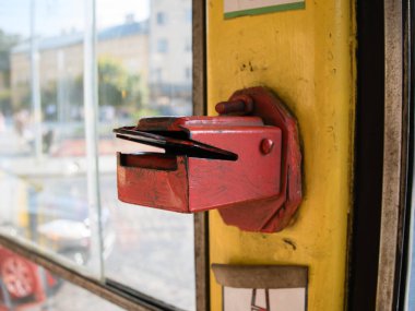 Güneşli bir günde tramvay biletleri için eski yumruk (beste)