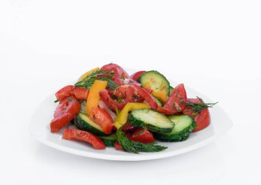 Taze doğranmış domates salatası, salatalık ve dereotlu tatlı biber salatası, beyaz arka planda yağlı.