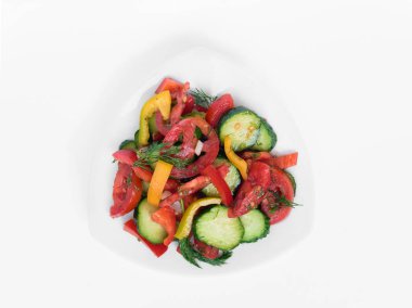 Taze doğranmış domates salatası, salatalık ve dereotlu tatlı biber salatası. Beyaz arka planda yağlı.